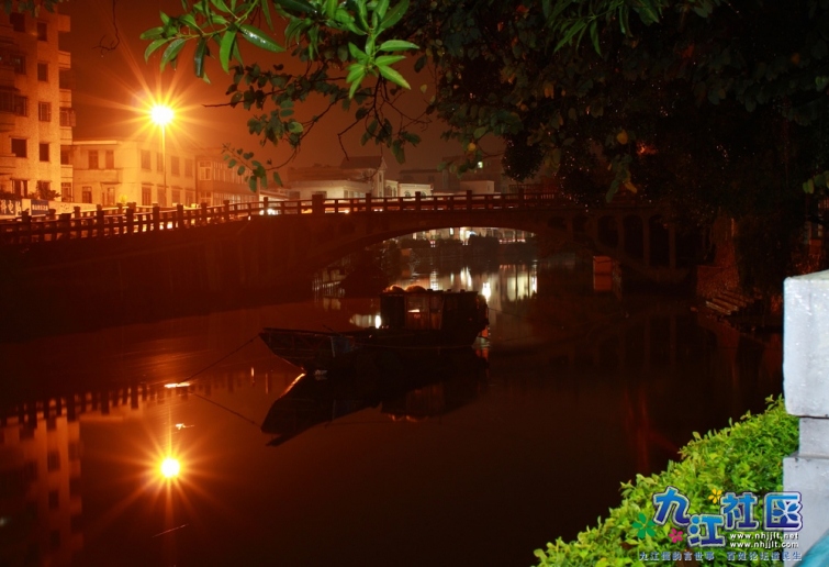 水乡雨夜 --- 吴明洪.jpg