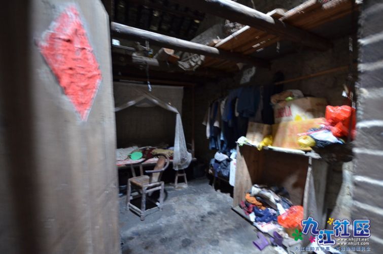 学生的卧室，一家几口人就挤住在这仅有的一间房