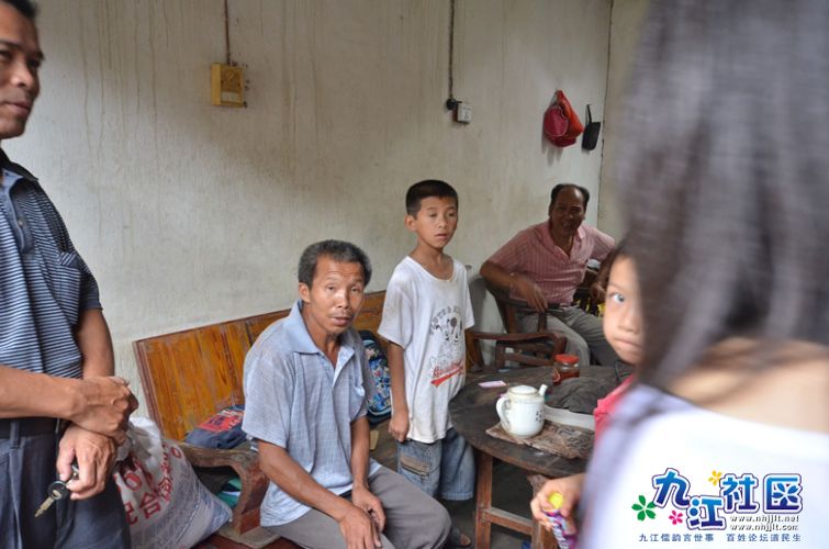 图中小学生是孤儿.父亲去世，母亲改嫁，靠每月八十多元低保生活，十三岁了才只有八岁儿童的身高，严重营养不 ...