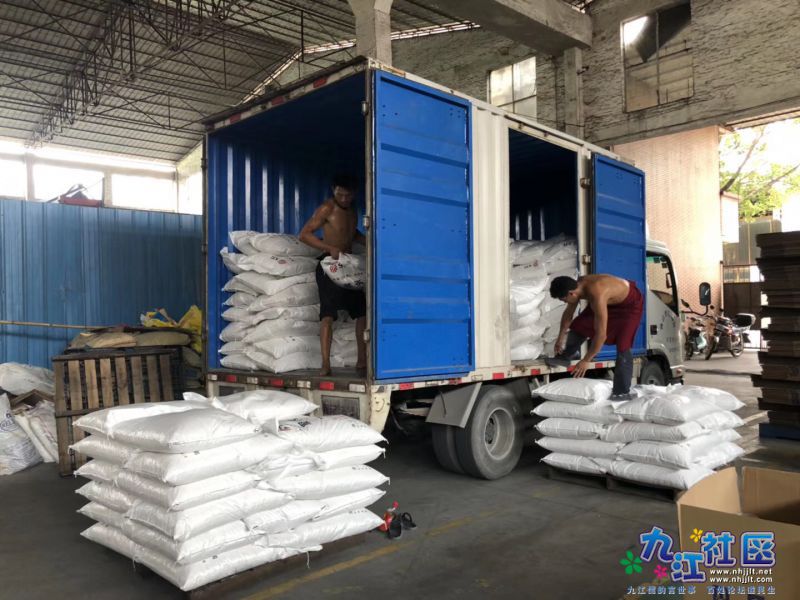 货车里面干净、整洁