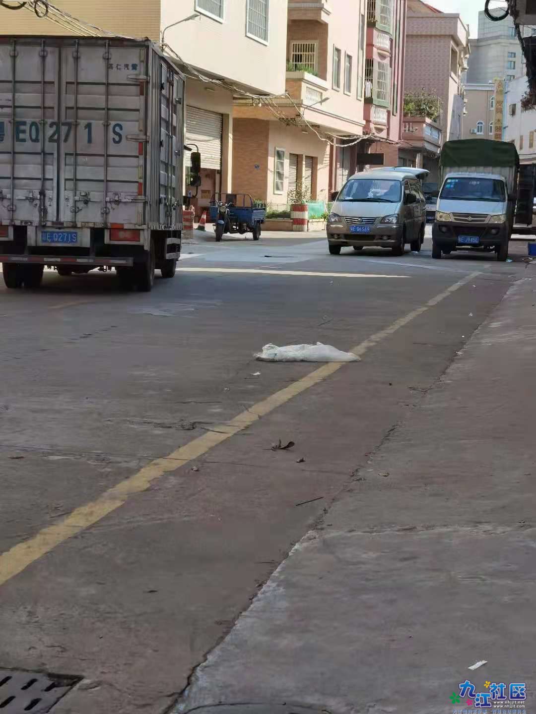 过往车辆逆线避让违停车辆实拍1