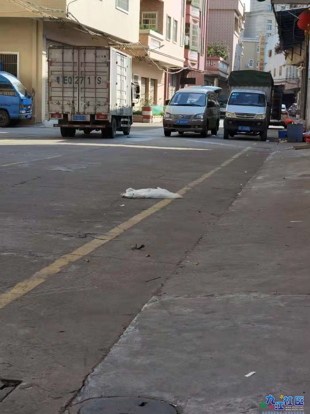 过往车辆逆线避让违停车辆实拍2