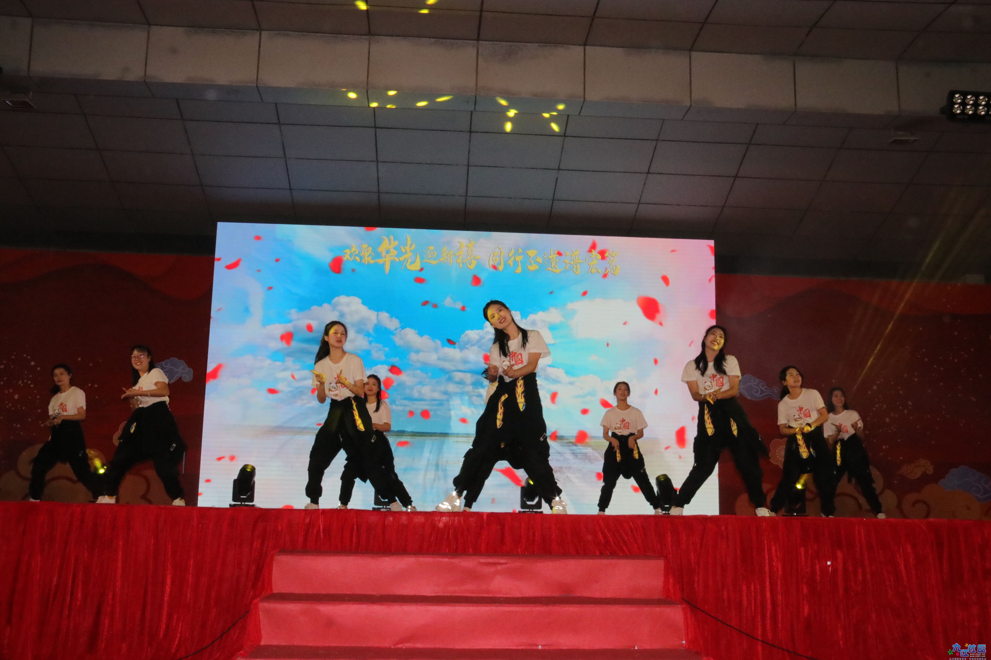 7 华光中学教师舞蹈 《青春献给党》 1.JPG