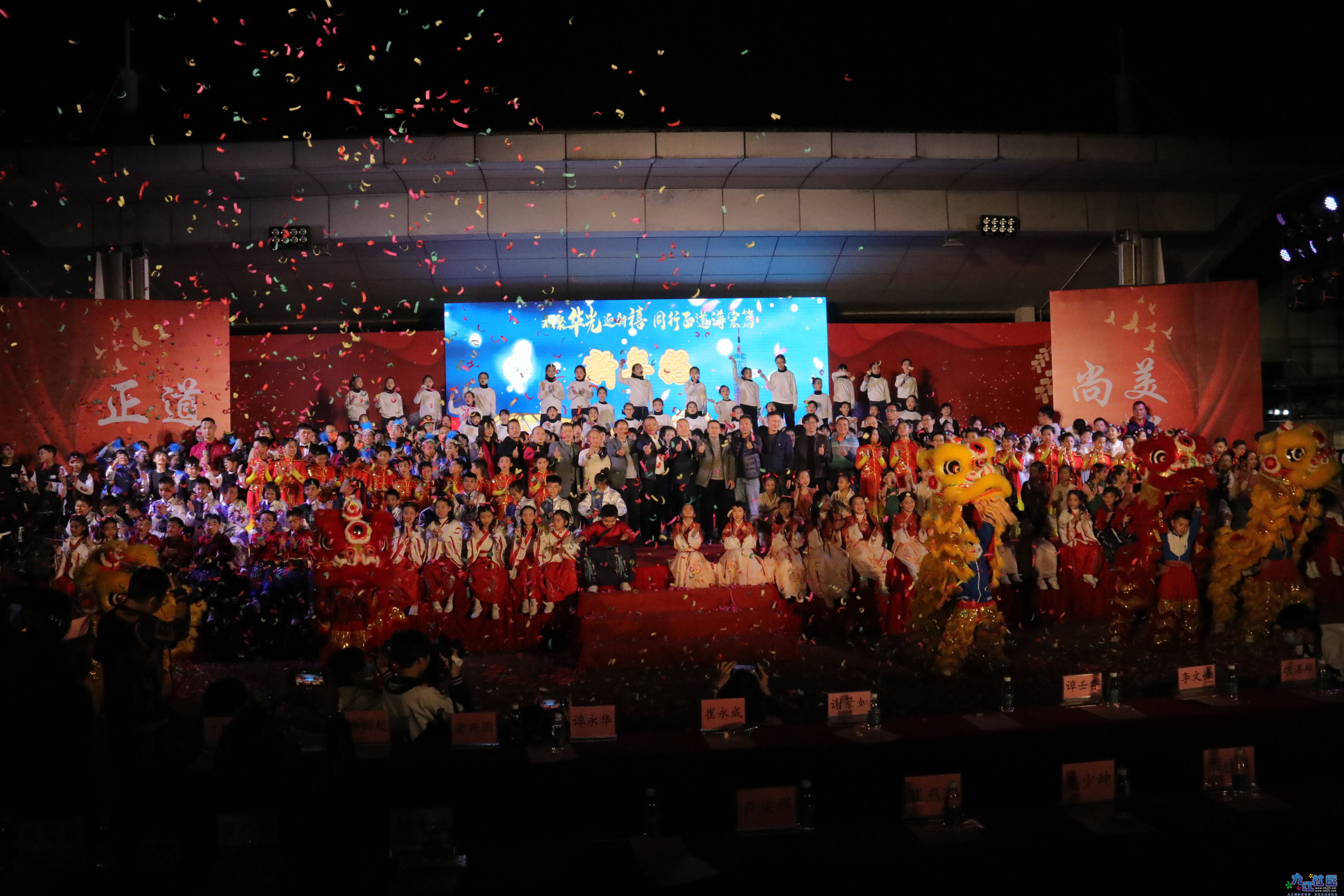 13 全体演员与领导嘉宾合影2.JPG