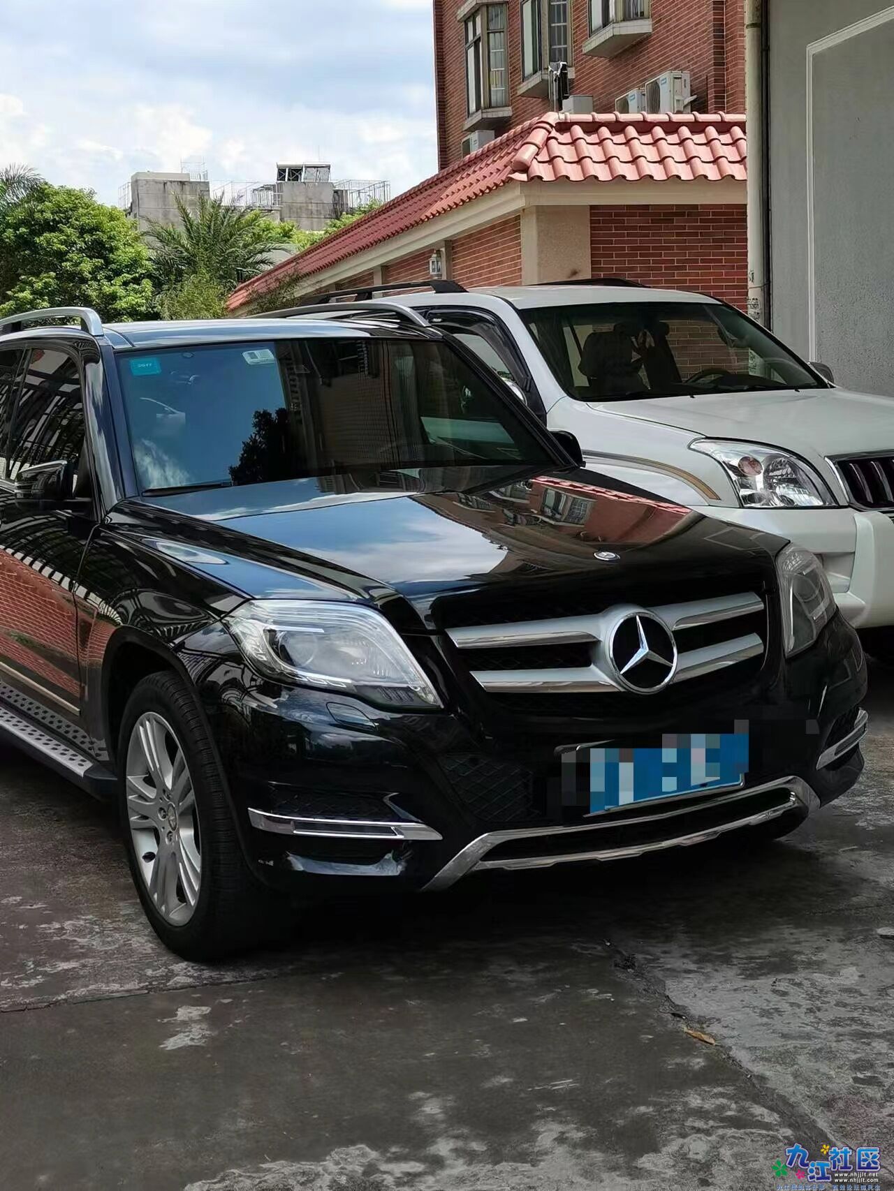 两部私家车并排阻挡通道