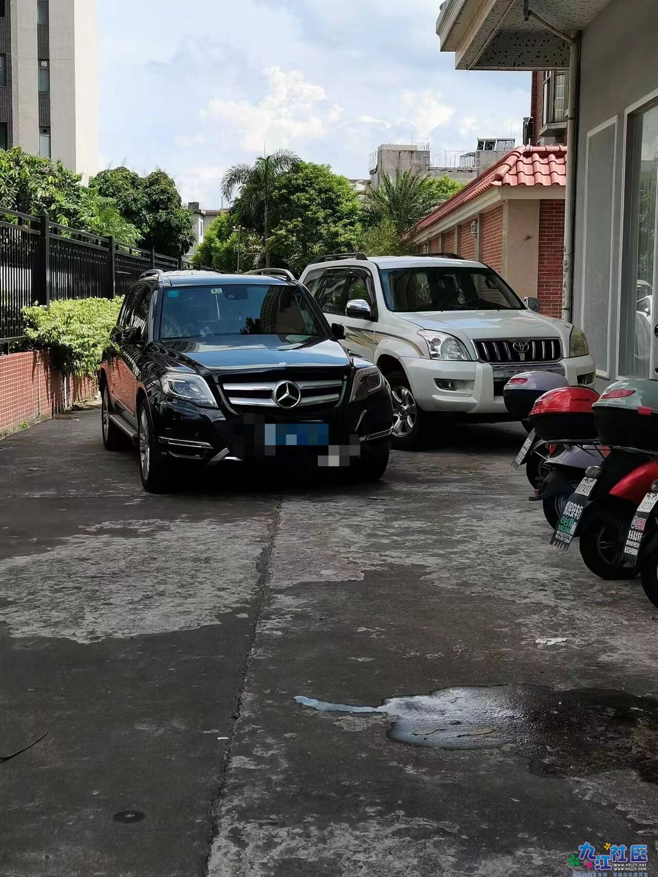 两部私家车并排阻挡通道