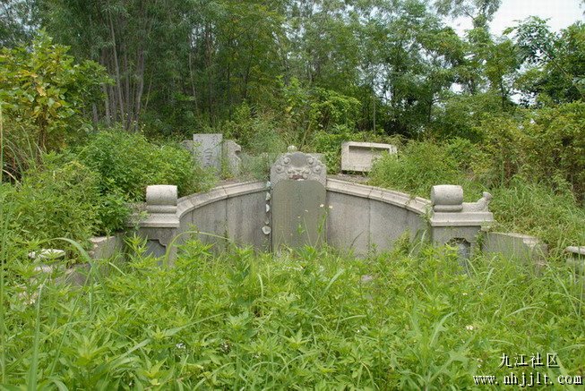 那个系朱九江先生既墓。系文物保护单位黎嘎