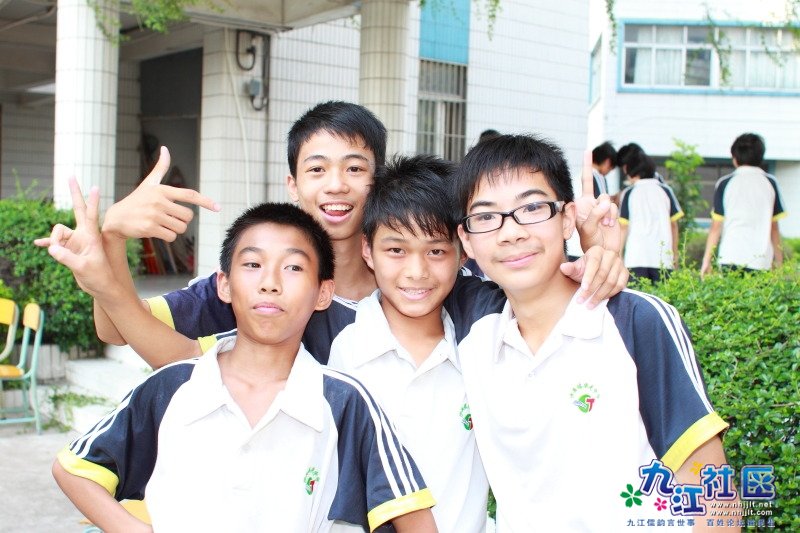 华光中学2011年7月初二(8)班同学留影