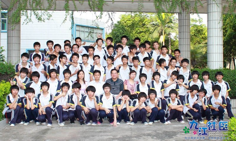 华光中学2011年7月初二(8)班同学留影