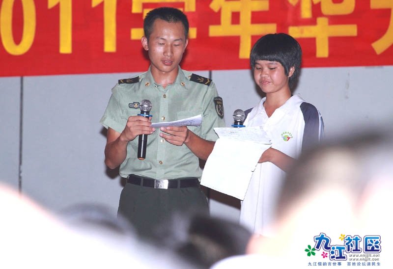 华光中学2011-2012学年八年级学前军训晚会