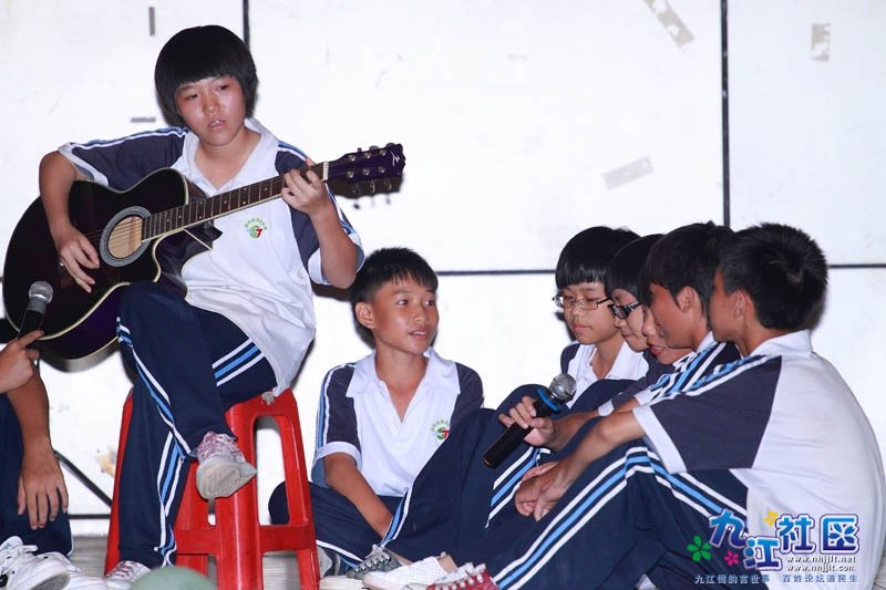 华光中学2011-2012学年八年级学前军训晚会