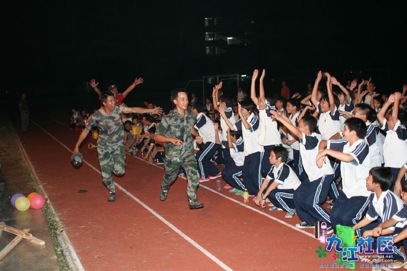 华光中学八年级军训晚会