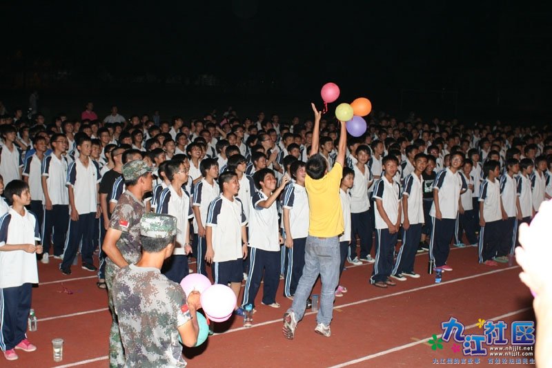 华光中学八年级军训晚会