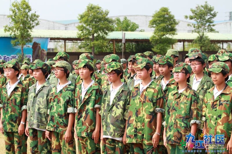 20110829华光中学八年级军训会操