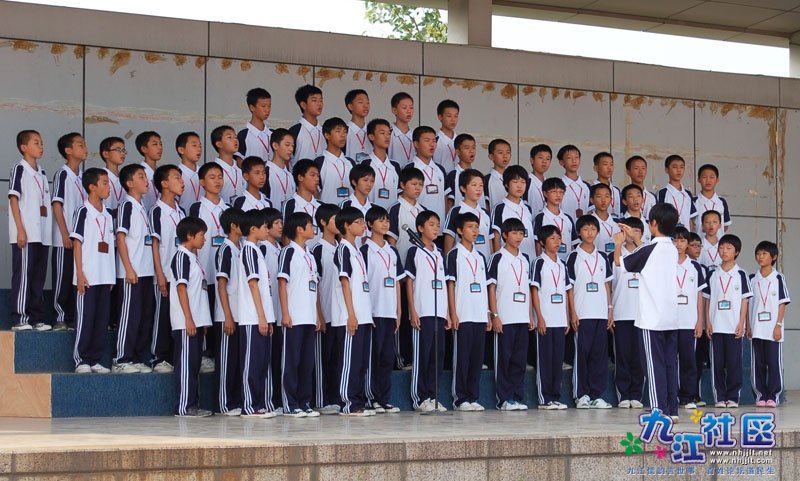 华光中学20110923初一唱红歌