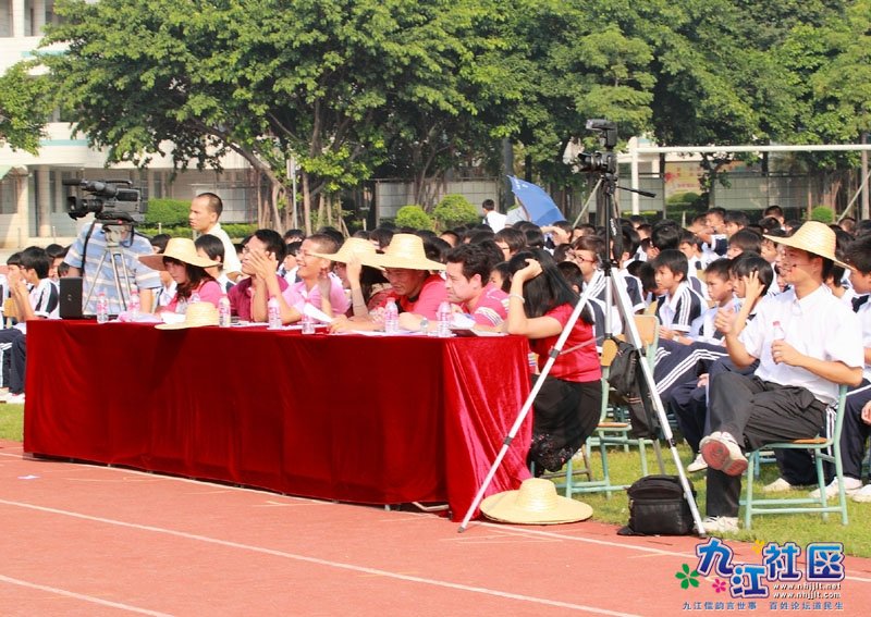 华光中学20110923初一唱红歌