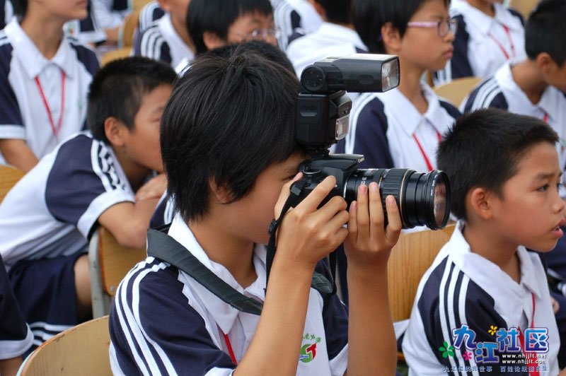 华光中学摄影社团七年级4班李芷琳同学在拍照