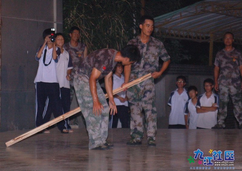 华光中学摄影社团八年级9班莫伟娴同学