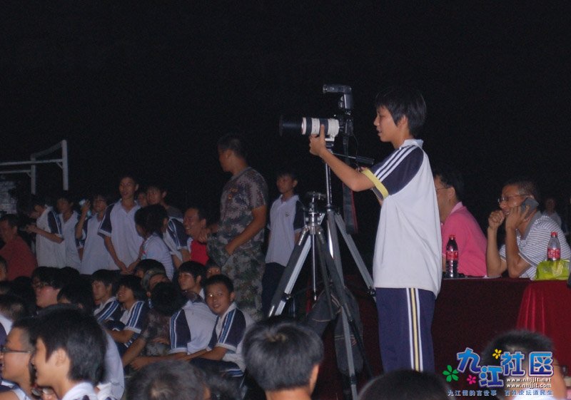 崔艳珊同学在拍照